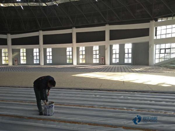 那里有專(zhuān)業(yè)體育場(chǎng)館地板