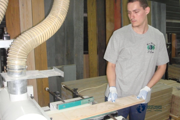 學校籃球場地地板哪種比較好