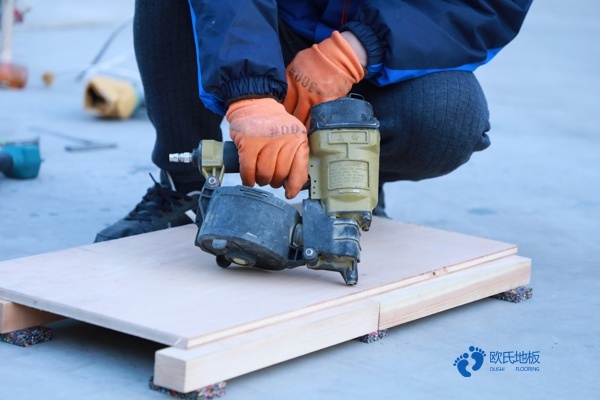 學校籃球場地地板的生產線