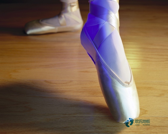 學(xué)校籃球場館木地板哪種好