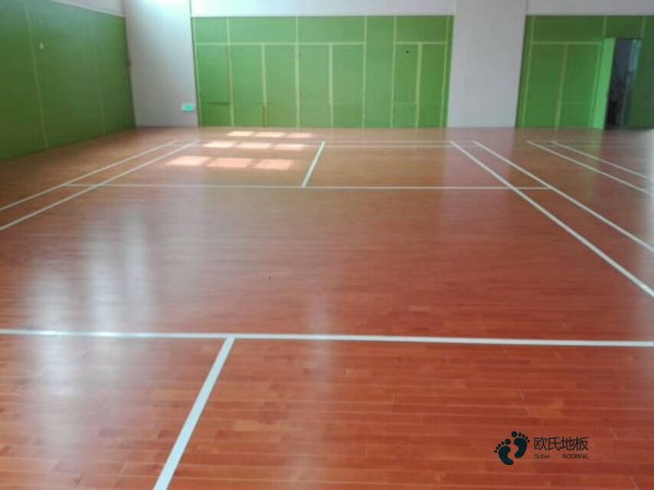 單龍骨籃球場地地板保養方法