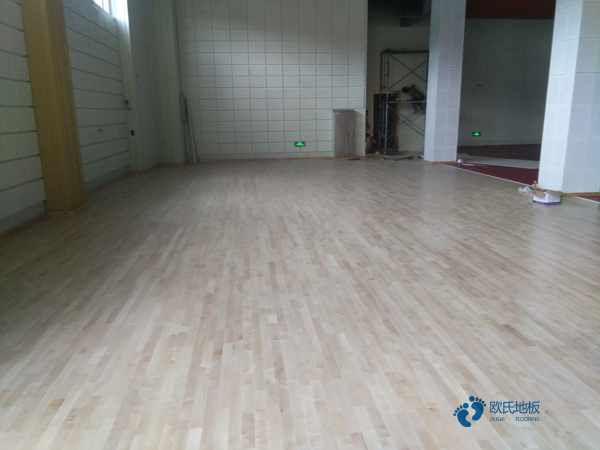 學校籃球場地木地板耐磨性
