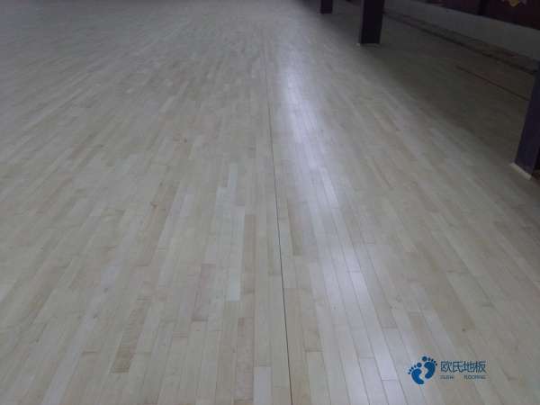 行業(yè)體育籃球木地板價(jià)格一般多少錢一平方米