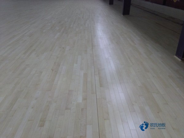 行業(yè)體育籃球木地板價(jià)格一般多少錢一平方米