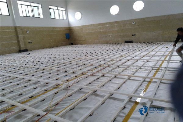 懸浮籃球運(yùn)動木地板噴漆