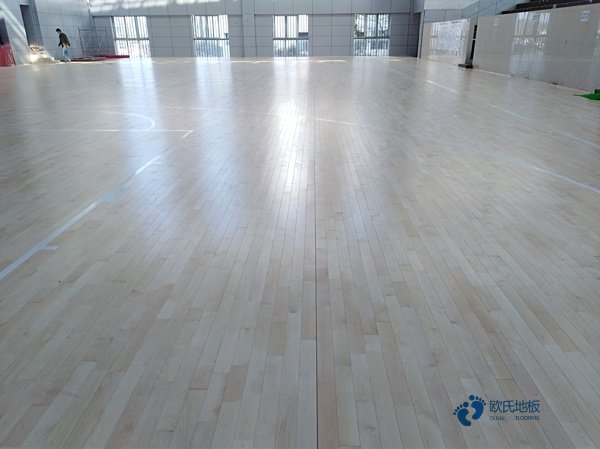 學?；@球場地地板哪種好些1